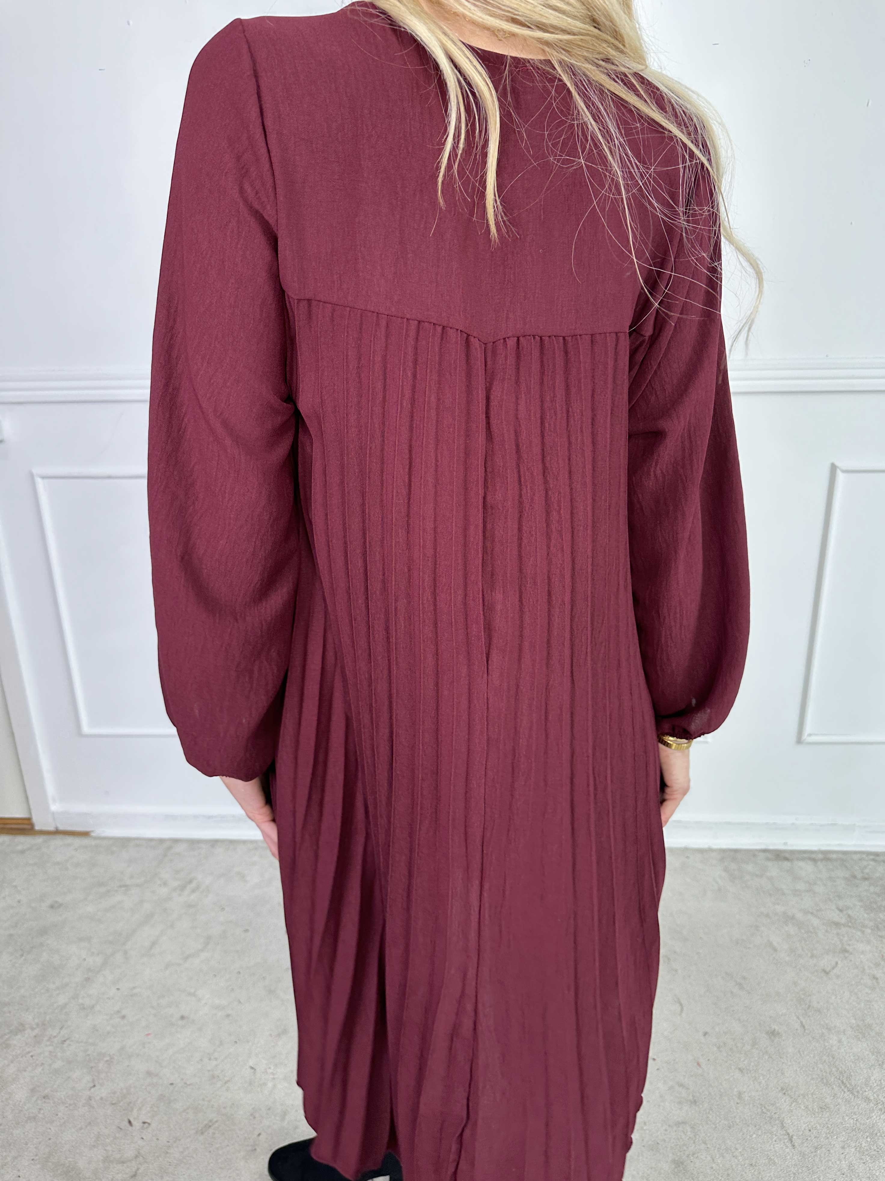 Nancy Short L/S - Kjole med plisseringer og lommer